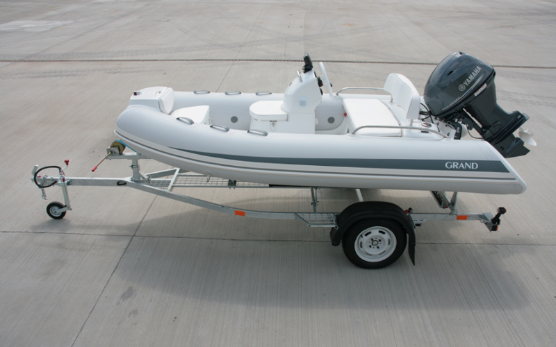 Прицеп для перевозки надувной лодки класса RIB длиной до 3,70 м 42PL1102RIB Прицеп для перевозки лодки класса RIB 42PL1102RIB, Прицеп для перевозки лодки класса RIB, Прицеп для лодки класса RIB, Прицеп для надувной лодки RIB, Прицеп для RIB лодки, Прицеп Кияшко для перевозки лодки RIB, Причіп для перевезення надувного човна класу RIB 42PL1102RIB, Причіп для човна класу RIB, Причіп для перевезення човна класу RIB, Причіп Кияшко для RIB човна