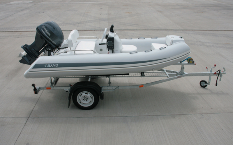 Прицеп для перевозки надувной лодки класса RIB длиной до 3,70 м 42PL1102RIB Прицеп для перевозки лодки класса RIB 42PL1102RIB, Прицеп для перевозки лодки класса RIB, Прицеп для лодки класса RIB, Прицеп для надувной лодки RIB, Прицеп для RIB лодки, Прицеп Кияшко для перевозки лодки RIB, Причіп для перевезення надувного човна класу RIB 42PL1102RIB, Причіп для човна класу RIB, Причіп для перевезення човна класу RIB, Причіп Кияшко для RIB човна