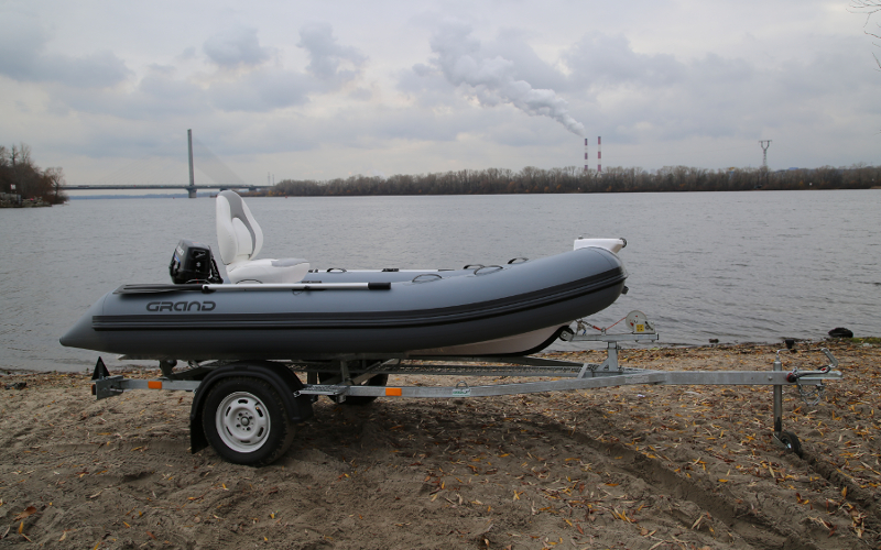 Прицеп для перевозки надувной лодки класса RIB длиной до 3,70 м 42PL1102RIB Прицеп для перевозки лодки класса RIB 42PL1102RIB, Прицеп для перевозки лодки класса RIB, Прицеп для лодки класса RIB, Прицеп для надувной лодки RIB, Прицеп для RIB лодки, Прицеп Кияшко для перевозки лодки RIB, Причіп для перевезення надувного човна класу RIB 42PL1102RIB, Причіп для човна класу RIB, Причіп для перевезення човна класу RIB, Причіп Кияшко для RIB човна