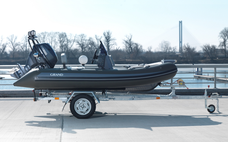 Прицеп для перевозки надувной лодки класса RIB длиной до 3,70 м 42PL1102RIB Прицеп для перевозки лодки класса RIB 42PL1102RIB, Прицеп для перевозки лодки класса RIB, Прицеп для лодки класса RIB, Прицеп для надувной лодки RIB, Прицеп для RIB лодки, Прицеп Кияшко для перевозки лодки RIB, Причіп для перевезення надувного човна класу RIB 42PL1102RIB, Причіп для човна класу RIB, Причіп для перевезення човна класу RIB, Причіп Кияшко для RIB човна