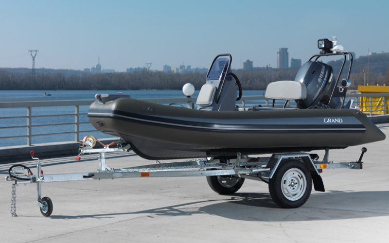 Прицеп для перевозки надувной лодки класса RIB длиной до 3,70 м 42PL1102RIB Прицеп для перевозки лодки класса RIB 42PL1102RIB, Прицеп для перевозки лодки класса RIB, Прицеп для лодки класса RIB, Прицеп для надувной лодки RIB, Прицеп для RIB лодки, Прицеп Кияшко для перевозки лодки RIB, Причіп для перевезення надувного човна класу RIB 42PL1102RIB, Причіп для човна класу RIB, Причіп для перевезення човна класу RIB, Причіп Кияшко для RIB човна