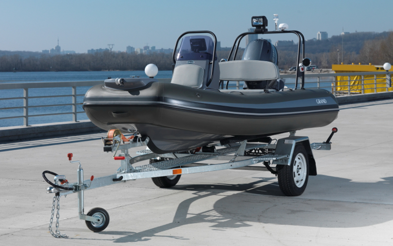 Прицеп для перевозки надувной лодки класса RIB длиной до 3,70 м 42PL1102RIB Прицеп для перевозки лодки класса RIB 42PL1102RIB, Прицеп для перевозки лодки класса RIB, Прицеп для лодки класса RIB, Прицеп для надувной лодки RIB, Прицеп для RIB лодки, Прицеп Кияшко для перевозки лодки RIB, Причіп для перевезення надувного човна класу RIB 42PL1102RIB, Причіп для човна класу RIB, Причіп для перевезення човна класу RIB, Причіп Кияшко для RIB човна