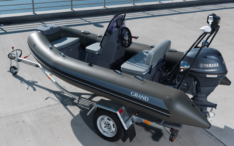 Прицеп для перевозки надувной лодки класса RIB длиной до 3,70 м 42PL1102RIB Прицеп для перевозки лодки класса RIB 42PL1102RIB, Прицеп для перевозки лодки класса RIB, Прицеп для лодки класса RIB, Прицеп для надувной лодки RIB, Прицеп для RIB лодки, Прицеп Кияшко для перевозки лодки RIB, Причіп для перевезення надувного човна класу RIB 42PL1102RIB, Причіп для човна класу RIB, Причіп для перевезення човна класу RIB, Причіп Кияшко для RIB човна