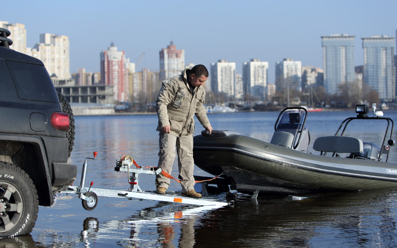 Прицеп для перевозки надувной лодки класса RIB длиной до 3,70 м 42PL1102RIB Прицеп для перевозки лодки класса RIB 42PL1102RIB, Прицеп для перевозки лодки класса RIB, Прицеп для лодки класса RIB, Прицеп для надувной лодки RIB, Прицеп для RIB лодки, Прицеп Кияшко для перевозки лодки RIB, Причіп для перевезення надувного човна класу RIB 42PL1102RIB, Причіп для човна класу RIB, Причіп для перевезення човна класу RIB, Причіп Кияшко для RIB човна