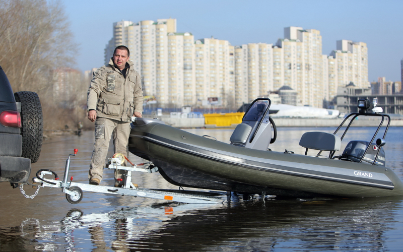 Прицеп для перевозки надувной лодки класса RIB длиной до 3,70 м 42PL1102RIB Прицеп для перевозки лодки класса RIB 42PL1102RIB, Прицеп для перевозки лодки класса RIB, Прицеп для лодки класса RIB, Прицеп для надувной лодки RIB, Прицеп для RIB лодки, Прицеп Кияшко для перевозки лодки RIB, Причіп для перевезення надувного човна класу RIB 42PL1102RIB, Причіп для човна класу RIB, Причіп для перевезення човна класу RIB, Причіп Кияшко для RIB човна