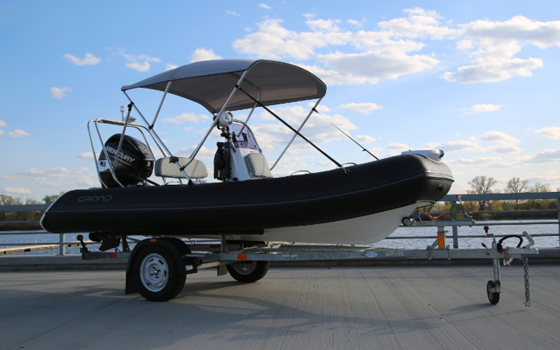 Прицеп для перевозки надувной лодки класса RIB длиной до 4,00 м 44PL1105RIB Прицеп для перевозки лодки класса RIB 44PL1105RIB, Прицеп для перевозки лодки класса RIB, Прицеп для лодки класса RIB, Прицеп для надувной лодки RIB, Прицеп для RIB лодки, Прицеп Кияшко для перевозки лодки RIB, Причіп для перевезення надувного човна класу RIB 44PL1105RIB, Причіп для човна класу RIB, Причіп для перевезення човна класу RIB, Причіп Кияшко для RIB човна