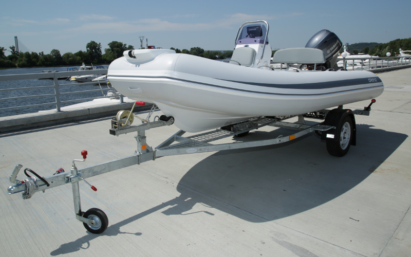 Прицеп для перевозки надувной лодки класса RIB длиной до 4,00 м 44PL1105RIB Прицеп для перевозки лодки класса RIB 44PL1105RIB, Прицеп для перевозки лодки класса RIB, Прицеп для лодки класса RIB, Прицеп для надувной лодки RIB, Прицеп для RIB лодки, Прицеп Кияшко для перевозки лодки RIB, Причіп для перевезення надувного човна класу RIB 44PL1105RIB, Причіп для човна класу RIB, Причіп для перевезення човна класу RIB, Причіп Кияшко для RIB човна