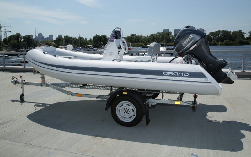 Прицеп для перевозки надувной лодки класса RIB длиной до 4,00 м 44PL1105RIB Прицеп для перевозки лодки класса RIB 44PL1105RIB, Прицеп для перевозки лодки класса RIB, Прицеп для лодки класса RIB, Прицеп для надувной лодки RIB, Прицеп для RIB лодки, Прицеп Кияшко для перевозки лодки RIB, Причіп для перевезення надувного човна класу RIB 44PL1105RIB, Причіп для човна класу RIB, Причіп для перевезення човна класу RIB, Причіп Кияшко для RIB човна