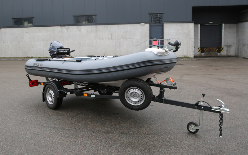 Прицеп для перевозки надувной лодки класса RIB длиной до 4,00 м 44PL1105RIB Прицеп для перевозки лодки класса RIB 44PL1105RIB, Прицеп для перевозки лодки класса RIB, Прицеп для лодки класса RIB, Прицеп для надувной лодки RIB, Прицеп для RIB лодки, Прицеп Кияшко для перевозки лодки RIB, Причіп для перевезення надувного човна класу RIB 44PL1105RIB, Причіп для човна класу RIB, Причіп для перевезення човна класу RIB, Причіп Кияшко для RIB човна