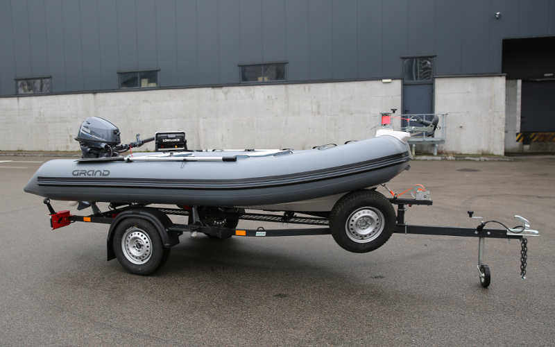 Прицеп для перевозки надувной лодки класса RIB длиной до 4,00 м 44PL1105RIB Прицеп для перевозки лодки класса RIB 44PL1105RIB, Прицеп для перевозки лодки класса RIB, Прицеп для лодки класса RIB, Прицеп для надувной лодки RIB, Прицеп для RIB лодки, Прицеп Кияшко для перевозки лодки RIB, Причіп для перевезення надувного човна класу RIB 44PL1105RIB, Причіп для човна класу RIB, Причіп для перевезення човна класу RIB, Причіп Кияшко для RIB човна