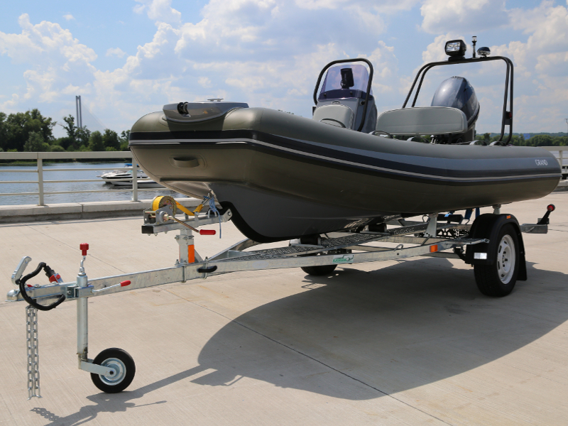 Прицеп для перевозки надувной лодки класса RIB длиной до 4,30 м 46PL1106RIB Прицеп для перевозки лодки класса RIB 46PL1106RIB, Прицеп для перевозки лодки класса RIB, Прицеп для лодки класса RIB, Прицеп для надувной лодки RIB, Прицеп для RIB лодки, Прицеп Кияшко для перевозки лодки RIB, Причіп для перевезення надувного човна класу RIB 46PL1106RIB, Причіп для човна класу RIB, Причіп для перевезення човна класу RIB, Причіп Кияшко для RIB човна