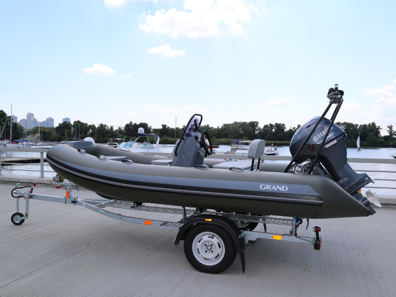 Прицеп для перевозки надувной лодки класса RIB длиной до 4,30 м 46PL1106RIB Прицеп для перевозки лодки класса RIB 46PL1106RIB, Прицеп для перевозки лодки класса RIB, Прицеп для лодки класса RIB, Прицеп для надувной лодки RIB, Прицеп для RIB лодки, Прицеп Кияшко для перевозки лодки RIB, Причіп для перевезення надувного човна класу RIB 46PL1106RIB, Причіп для човна класу RIB, Причіп для перевезення човна класу RIB, Причіп Кияшко для RIB човна
