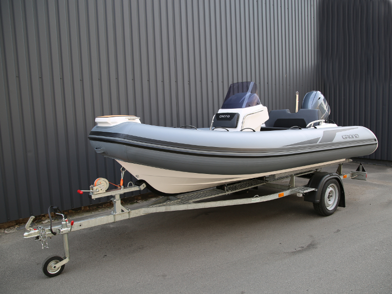 Прицеп для перевозки надувной лодки класса RIB длиной до 4,30 м 46PL1106RIB Прицеп для перевозки лодки класса RIB 46PL1106RIB, Прицеп для перевозки лодки класса RIB, Прицеп для лодки класса RIB, Прицеп для надувной лодки RIB, Прицеп для RIB лодки, Прицеп Кияшко для перевозки лодки RIB, Причіп для перевезення надувного човна класу RIB 46PL1106RIB, Причіп для човна класу RIB, Причіп для перевезення човна класу RIB, Причіп Кияшко для RIB човна