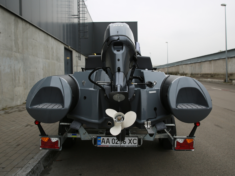 Прицеп для перевозки надувной лодки класса RIB длиной до 4,30 м 46PL1106RIB Прицеп для перевозки лодки класса RIB 46PL1106RIB, Прицеп для перевозки лодки класса RIB, Прицеп для лодки класса RIB, Прицеп для надувной лодки RIB, Прицеп для RIB лодки, Прицеп Кияшко для перевозки лодки RIB, Причіп для перевезення надувного човна класу RIB 46PL1106RIB, Причіп для човна класу RIB, Причіп для перевезення човна класу RIB, Причіп Кияшко для RIB човна
