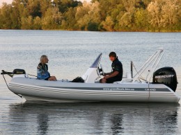 Якорная лебедка MinnKota DeckHand 40 на надувной лодке GRAND Golden Line G480