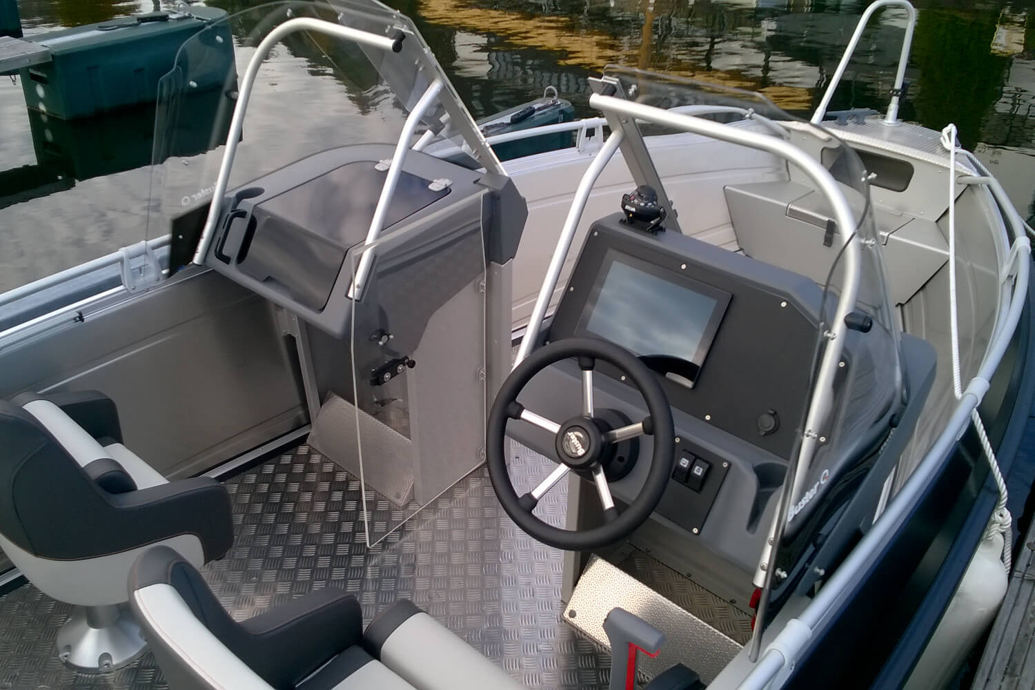 BUSTER Lx Q - Алюминиевая лодка (>2022 г.в.) BUSTER LX Q, BUSTER LX, Алюминиевая лодка Buster, Алюминиевая лодка Buster LX Q, Алюминиевая лодка Buster LX, Aluminium boat BUSTER LX Q, Aluminium boat BUSTER LX, Алюминиевый катер Buster LX, Алюмінієвий човен Buster LX, Алюмінієвий катер Buster LX