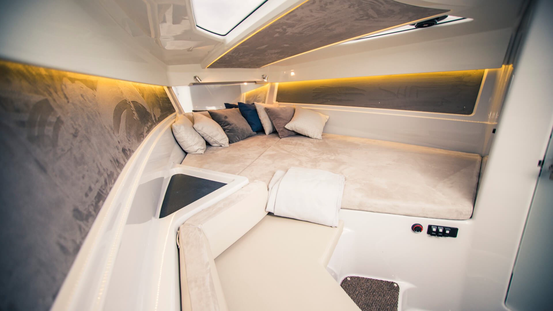 Yamarin 88 Day Cruiser - Скоростной стеклопластиковый катер с двумя каютами Yamarin 88 Day Cruiser, Yamarin 88 DC, Yamarin 88DC, Стеклопластиковая лодка Yamarin, Стеклопластиковая лодка Yamarin 88 DC, Стеклопластиковая лодка Yamarin 88 Day Cruiser, Стеклопластиковый катер Yamarin, Стеклопластиковый катер Yamarin 88 DC, Стеклопластиковый катер Yamarin 88 Day Cruiser, Ямарин 88 ДС